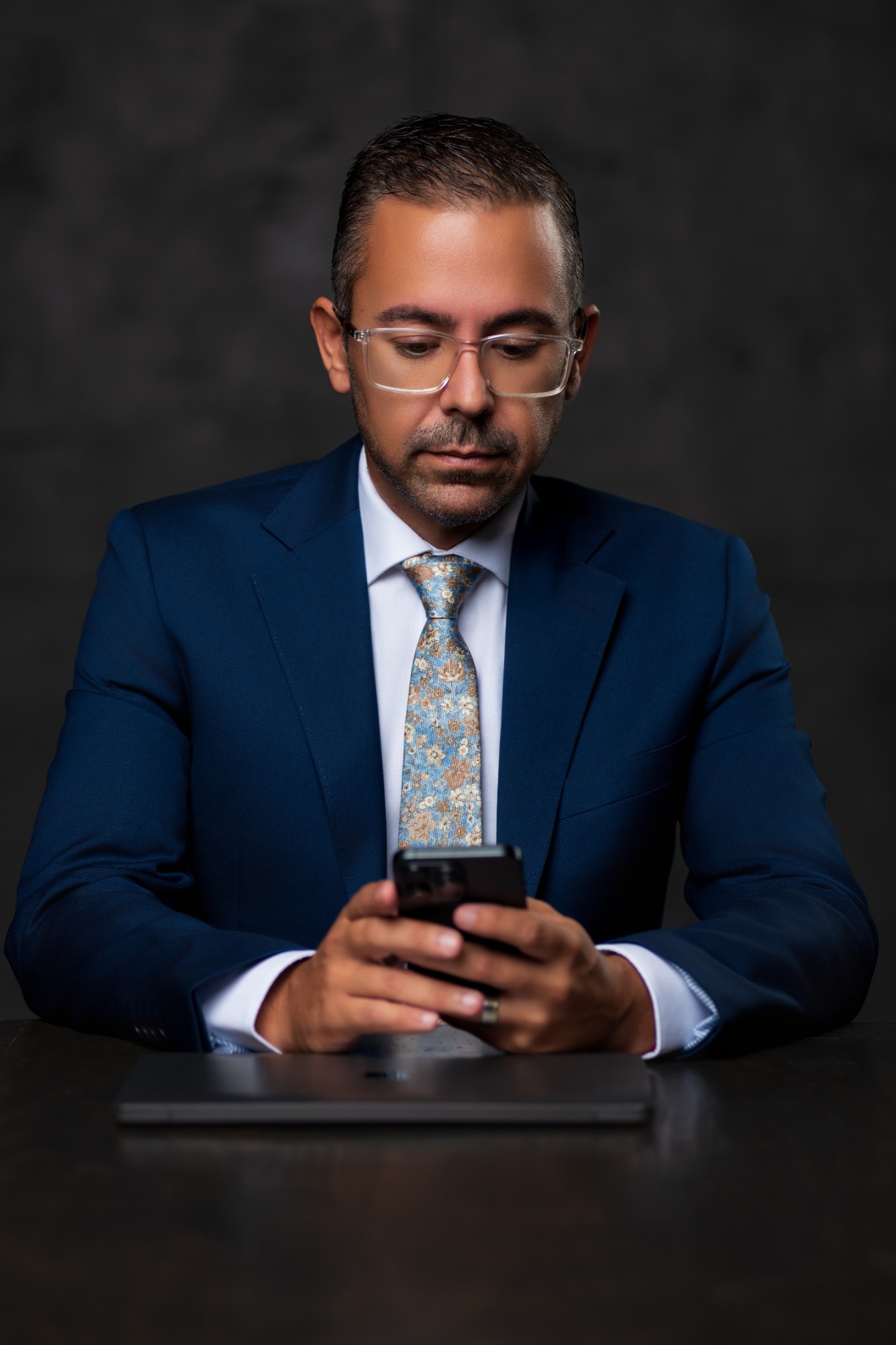 Miguel Fidalgo a analisar informação, de fato azul