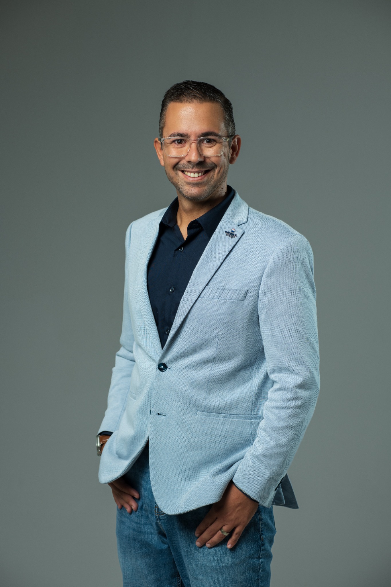 Miguel Fidalgo, de blazer azul claro e a sorrir